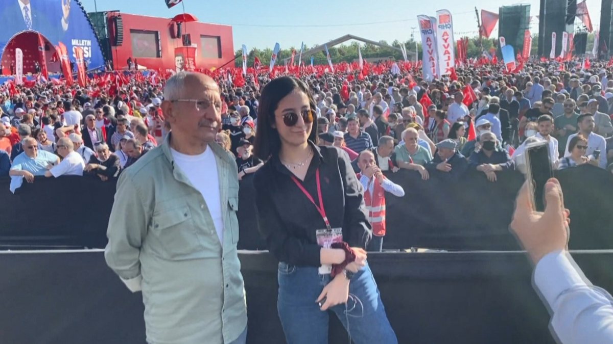 CHP’liler Kılıçdaroğlu benzeri ile fotoğraf çektirmek için yarıştı