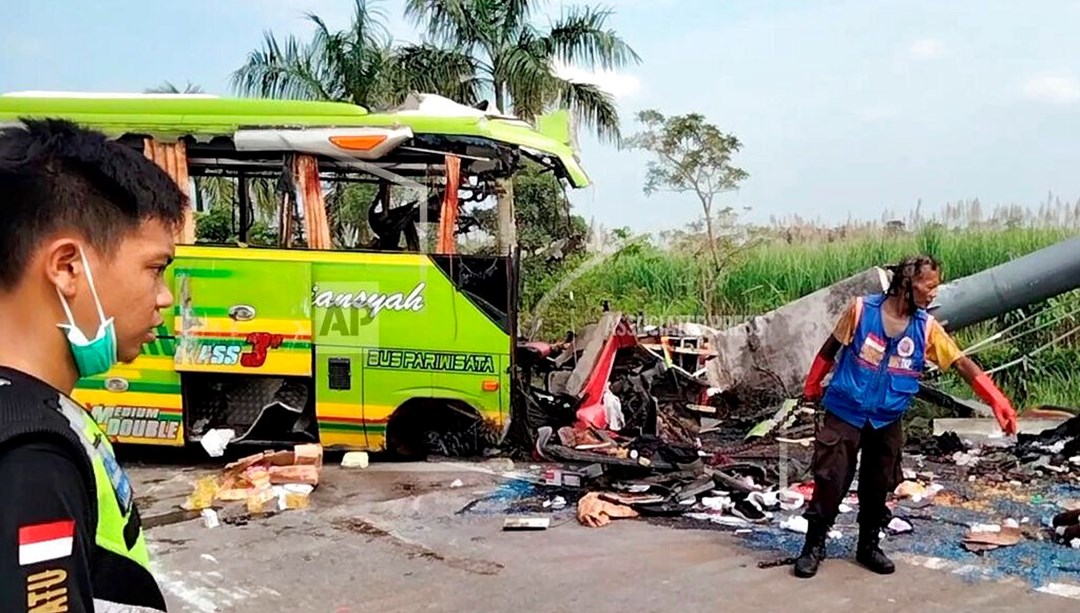Endonezya’da turist otobüsü reklam panosuna çarptı: 14 ölü, 19 yaralı