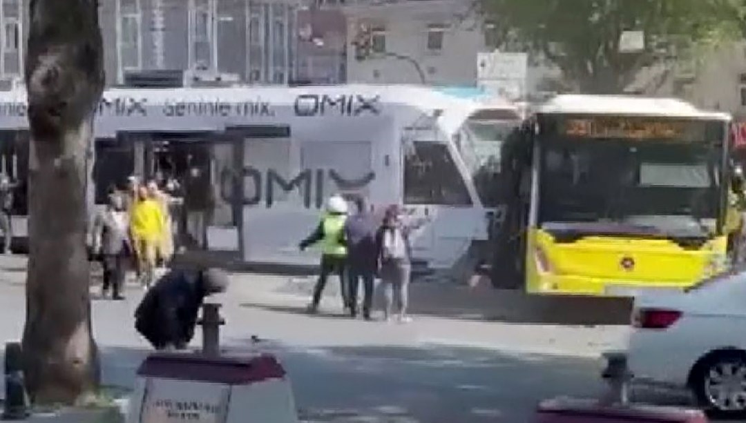 Fatih’te tramvay İETT otobüsüyle çarpıştı