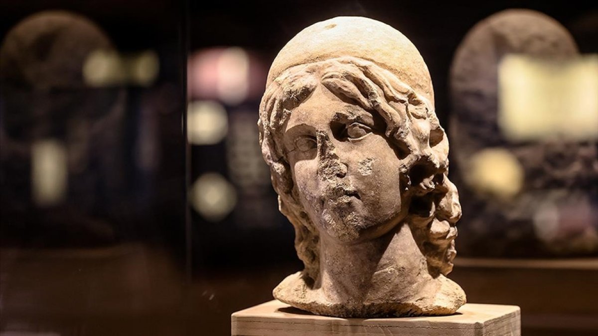 İzmir’deki kehanet merkezinde bulunan Apollon heykelleri ziyaretçiye açıldı