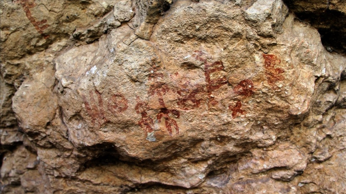 Mersin’de mağara duvarında bulunan insan ve hayvan figürleri inceleniyor