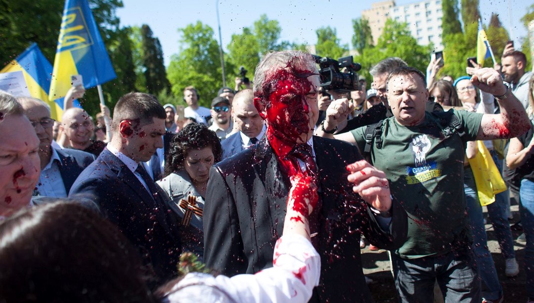 Rusya’nın Varşova Büyükelçisi Andreev’e kırmızı boyalı protesto