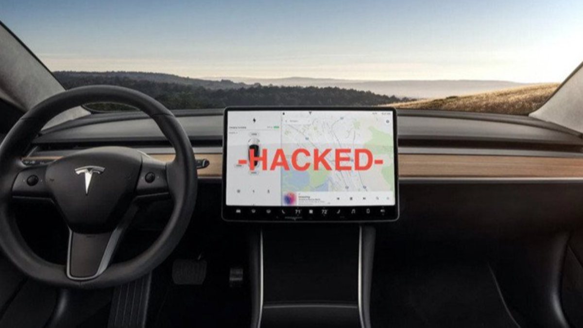Tesla araçlarındaki açık, uzaktan kontrolü mümkün kılıyor