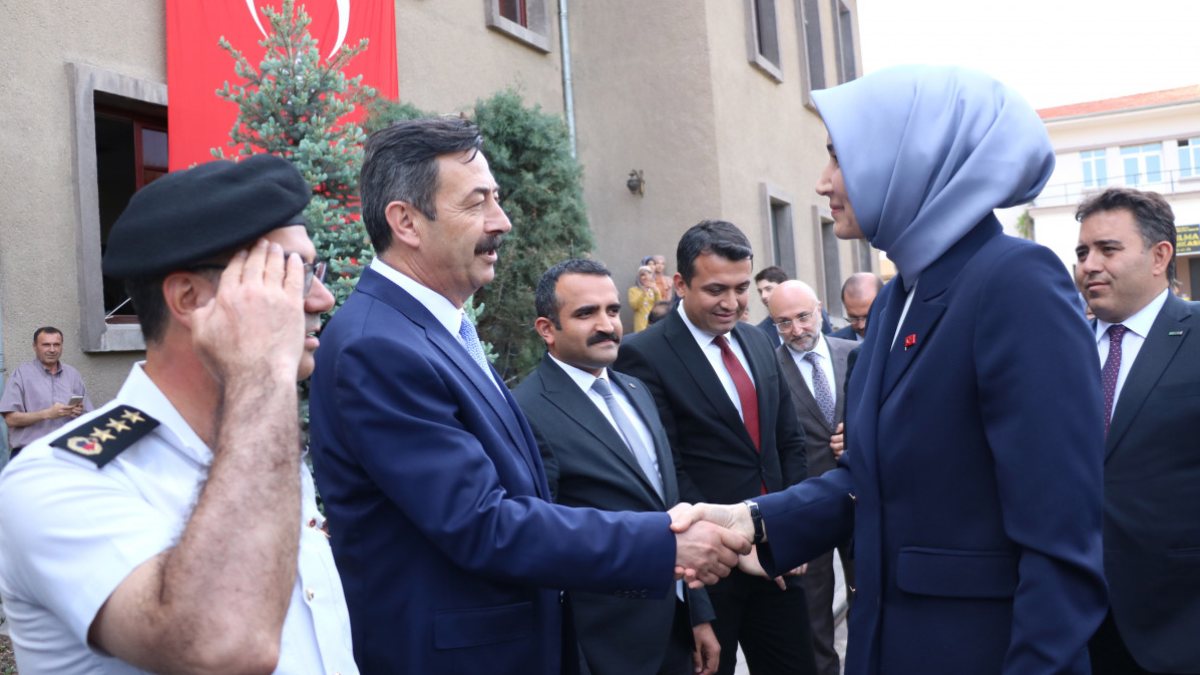 Türkiye’nin ilk başörtülü valisi Kübra Güran Yiğitbaşı görevine başladı