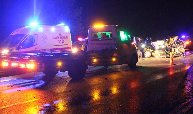 Tosya’da otomobil ile otobüs kafa kafaya çarpıştı: 2 ölü 16 yaralı