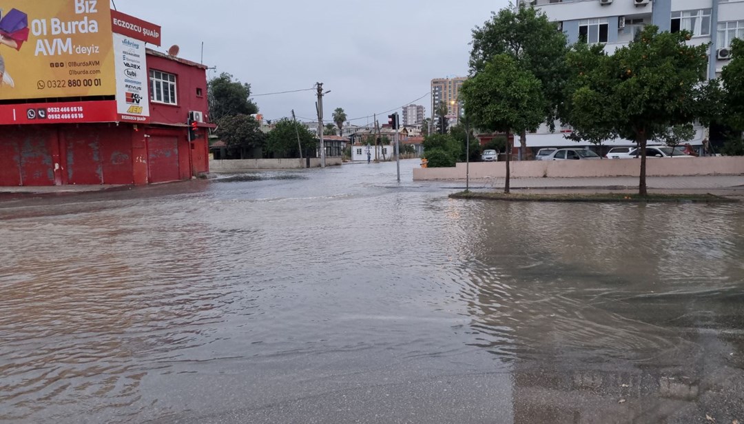 Adana’da su borusu patladı: Sokaklar sular altında kaldı