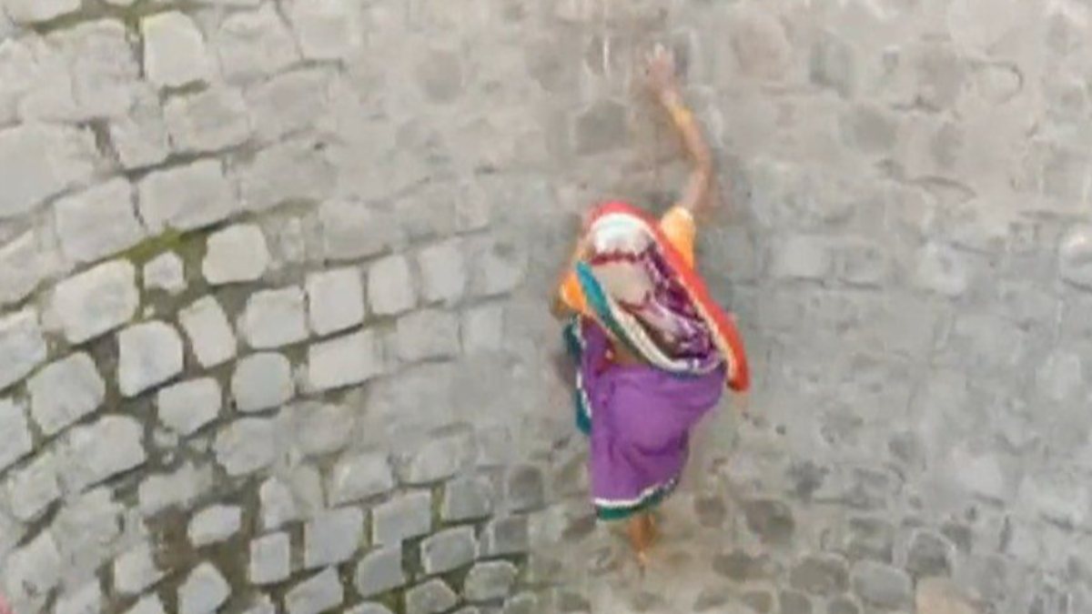 Hindistan’da su için hayatını riske atan kadın görüntülendi