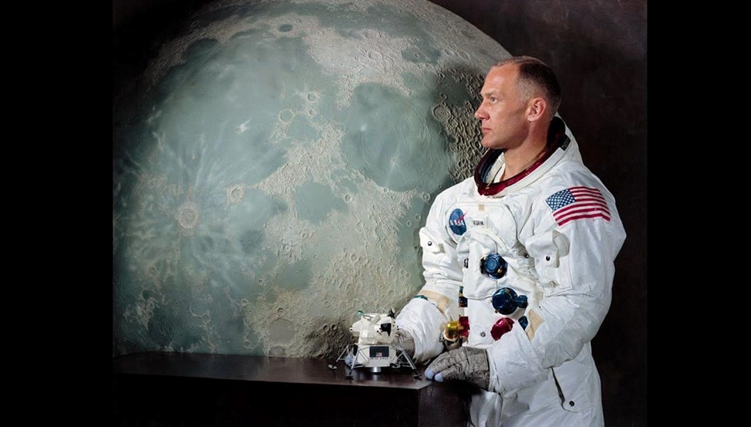 Ay’a ayak basan ikinci insanın ceketi 2,8 milyon dolara satıldı