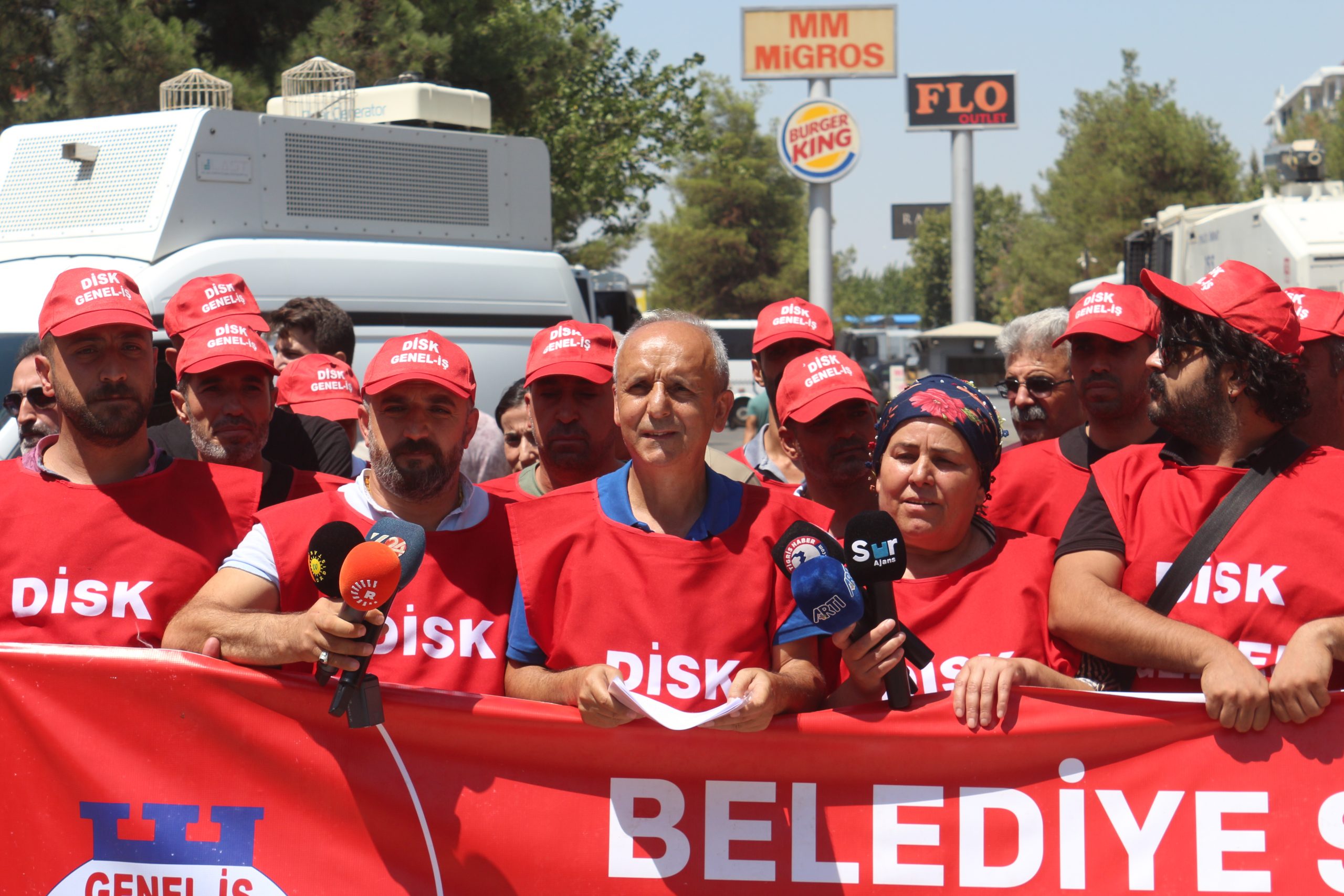 DİSK, Diyarbakır Büyükşehir Belediye’sine ‘düşük ücret’ çıkarması yaptı