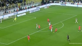 Fenerbahçe Başakşehir’i devirdi. Haftaya lider girdi. ‘Şampiyonluğun en büyük adayıyım’ dedi