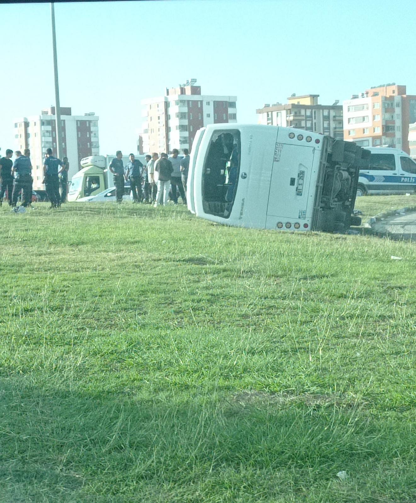 Adana’da fabrika işçilerini taşıyan servis aracı devrildi.