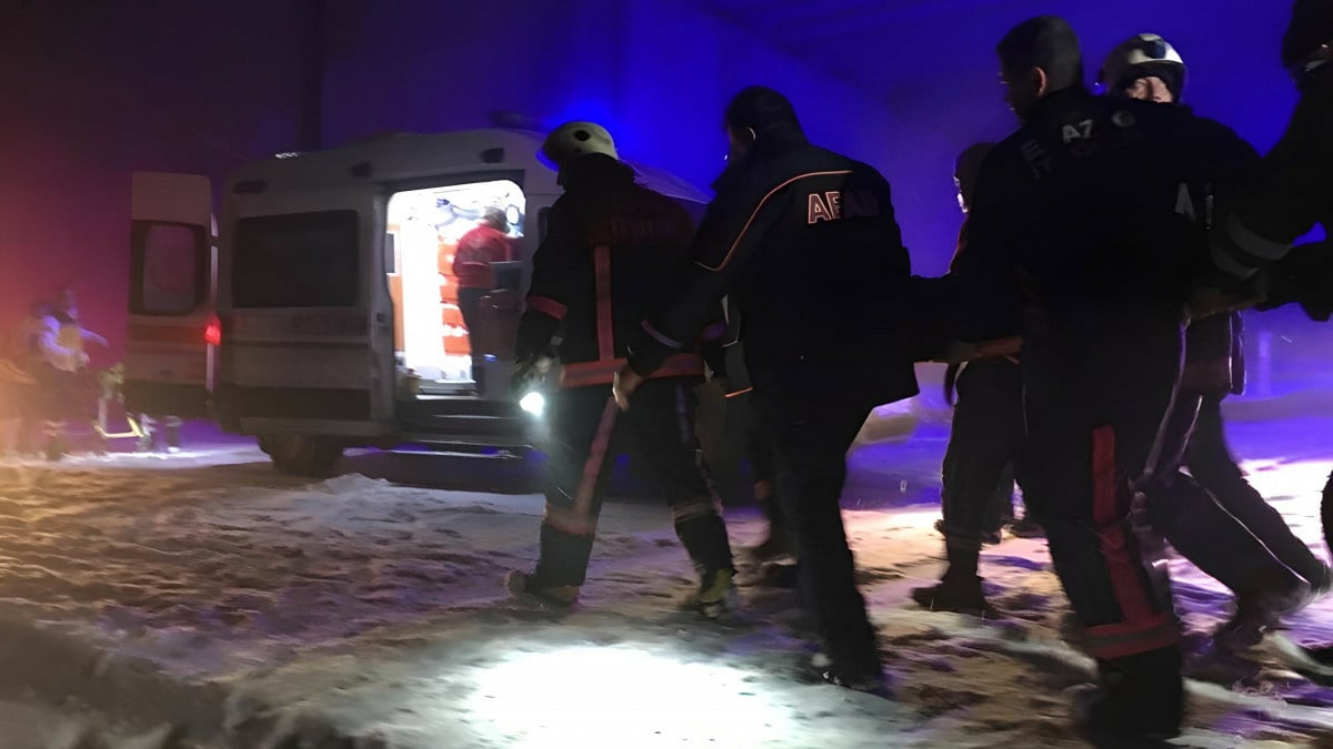 Elazığ’da kardan dolayı kaza yapan minibüs sürücüsü araçta sıkıştı – En Son Haber
