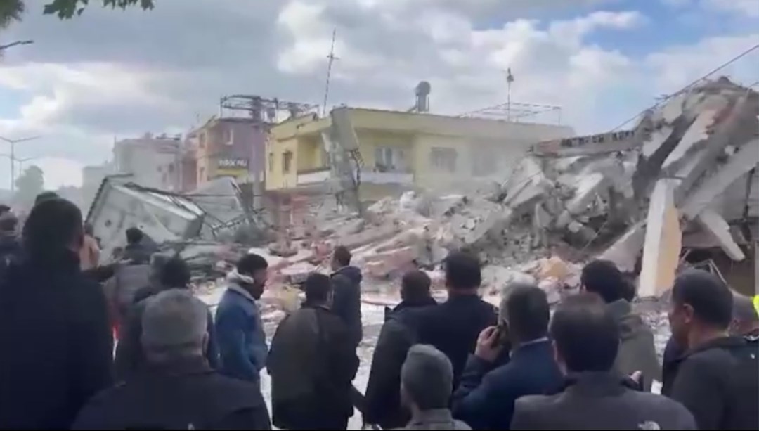 Osmaniye’de hasarlı bina çöktü