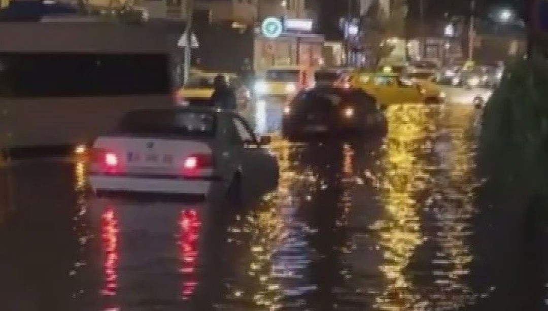 İzmir’de sağanak yağış yolları göle çevirdi