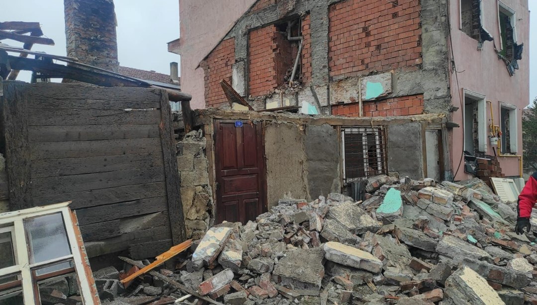 Kentsel dönüşüm yıkımında bina duvarı çöktü: 2 yaralı