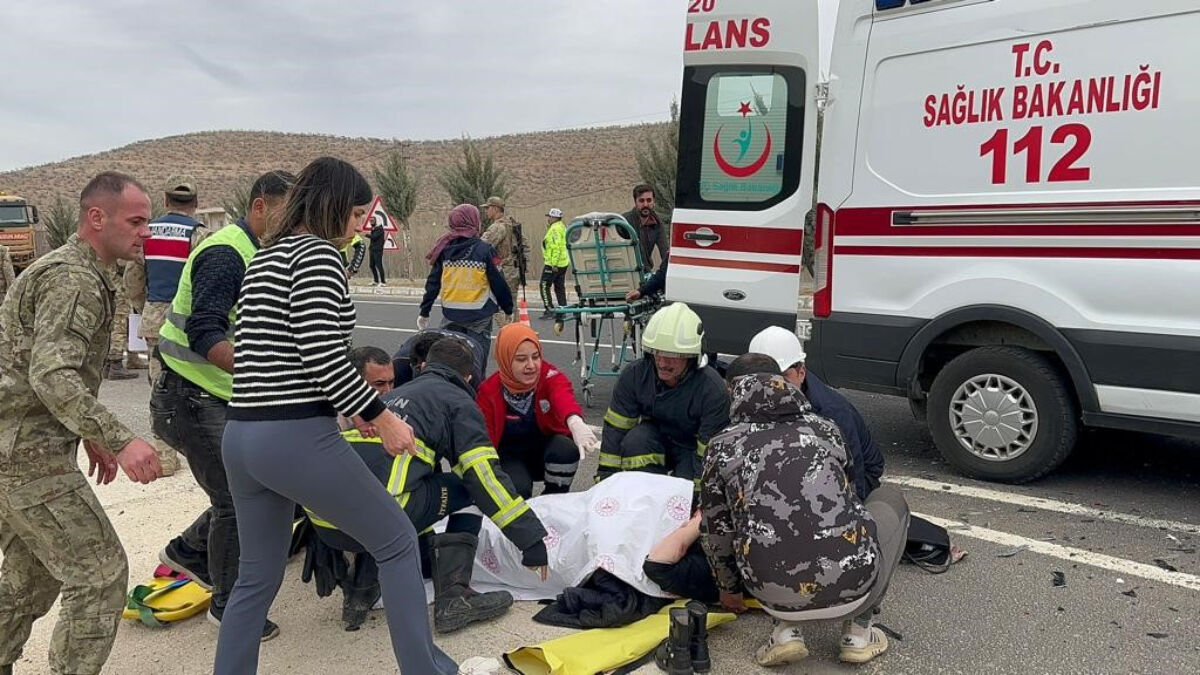 Mardin’de otomobil, servis aracına arkadan çarptı: 6 yaralı –