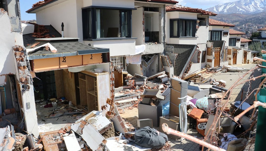 Milyonluk villalar depremde dağıldı