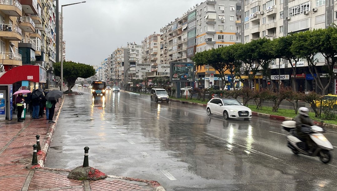 Sel uyarısı verilen Antalya’da sağanak etkili oluyor