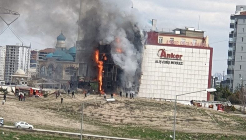 Ankara’da AVM yangını