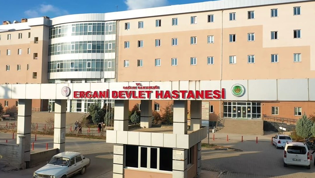 Hemşire bandı çıkarırken bebeğin parmağını kesti