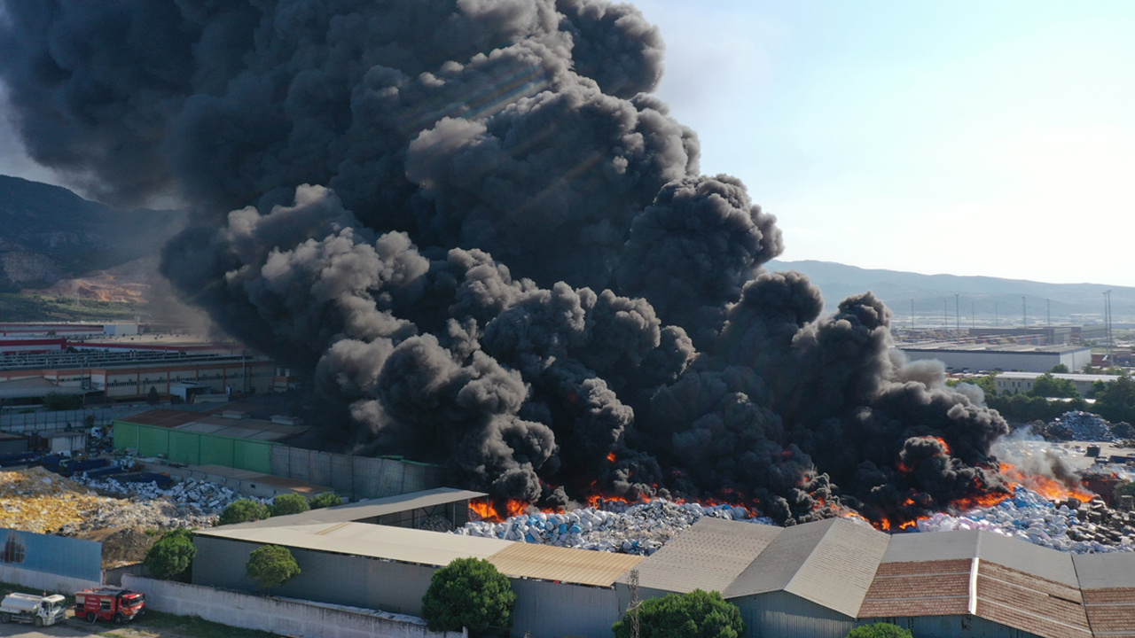 Manisa’daki korkutan fabrika yangını sonrası kritik uyarı! ‘Mecbur kalmadıkça pencerelerinizi açmayın’
