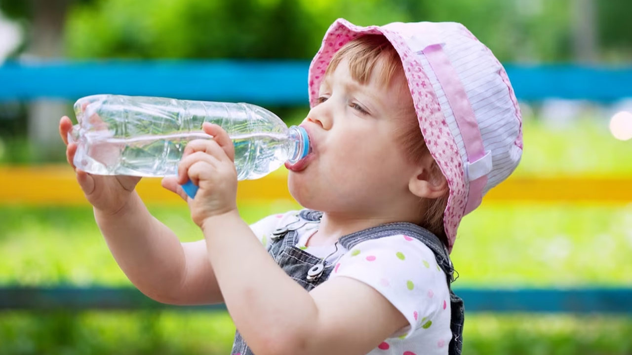 Yaz mevsiminde çocuklarda ishal vakalarında en önemli tedavi su
