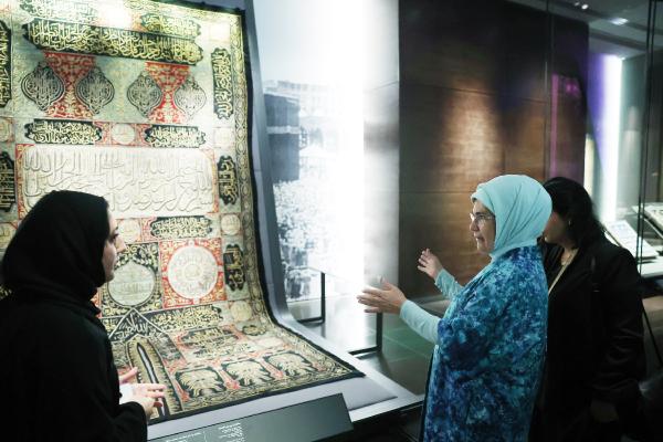 Emine Erdoğan, Katar’da İslam Eserleri Müzesi’ni ziyaret etti.