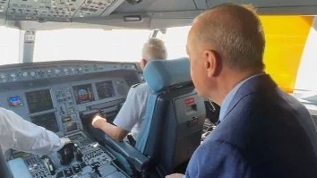Cumhurbaşkanı Erdoğan, yenilenen Ercan Havalimanı’na inişte pilotlara eşlik etti