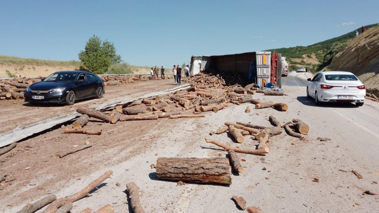 Sivas’ta feci kaza! Tomruk yüklü kamyon devrildi, karayolu ulaşıma kapandı: 1 ölü 1 yaralı!