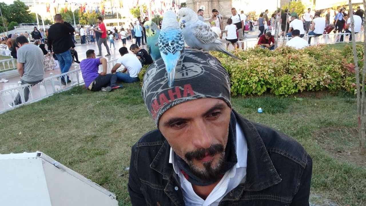 Taksim’de görenler şaşkınlığını gizleyemedi: Başında gezdirdi, ilgi odağı oldu