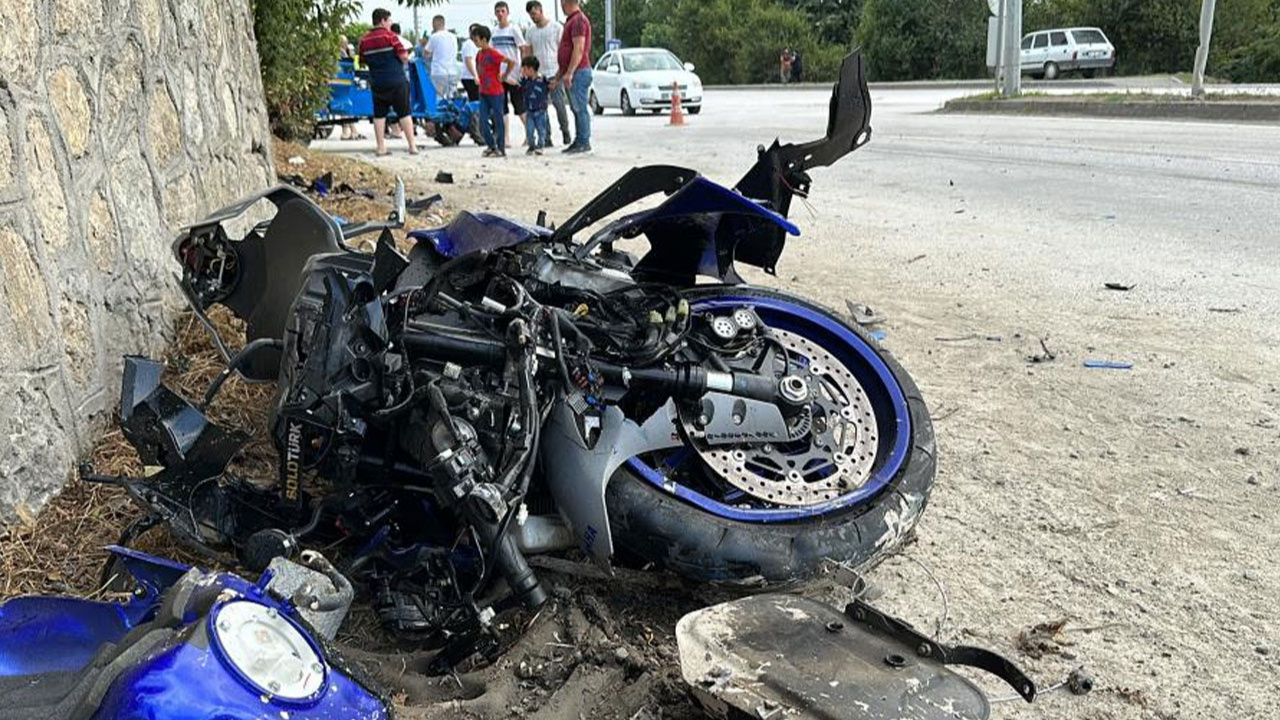 Düzce’de motosiklet ile patpat çarpıştı: 1’i ağır 3 yaralı!