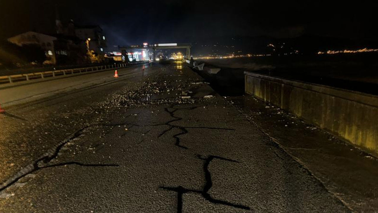 Giresun’da şiddetli dalgalar kara yolunu çatlattı