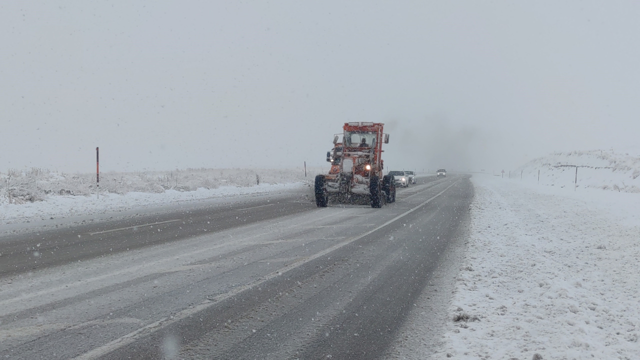 Van’da kar yağışı başladı, sürücüler zorlandı