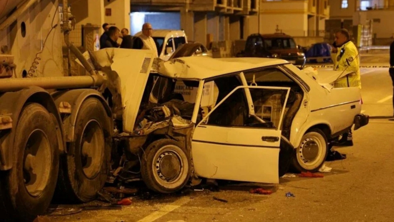 Adana’da feci kaza! TIR’a çarpan araç paramparça oldu: 1 ölü 4 yaralı