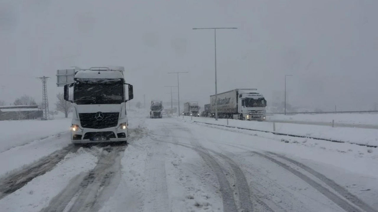 Bitlis’te kar yağışı: 100’e yakın araç yolda kaldı
