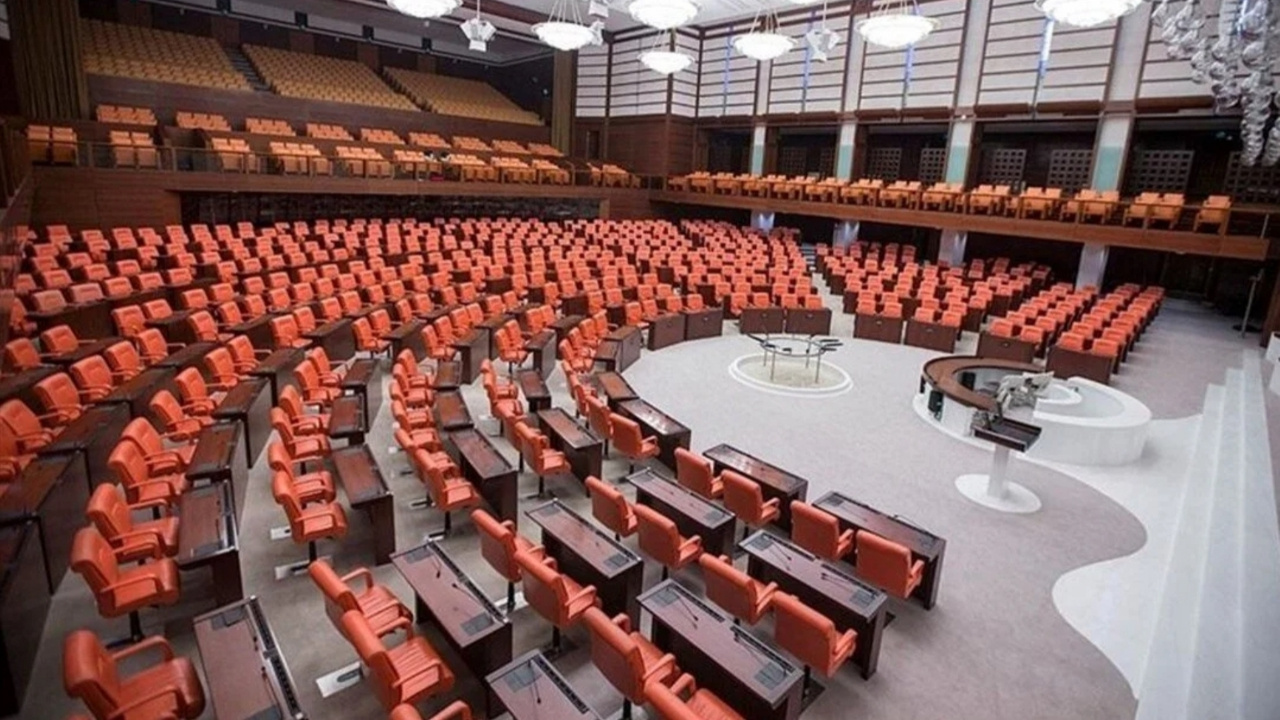 Meclis’te istifa rüzgarı! 7 ayda 600 vekilden 61’i istifa etti