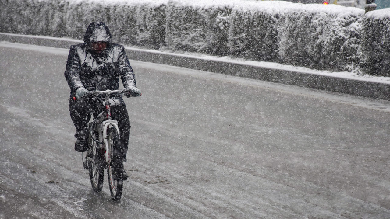 Tatvan’da kar yağışından dolayı köy yolları kapandı