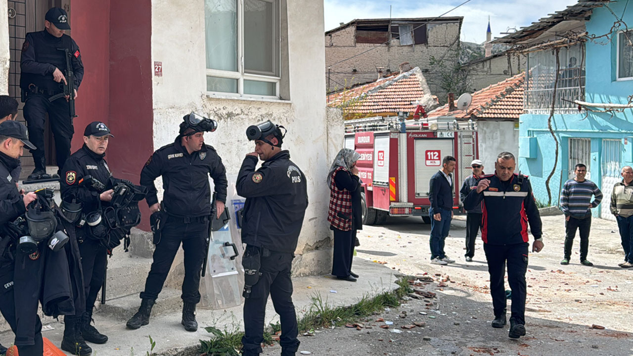 Burdur’da şizofreni hastasını kontrol altına almaya çalışan 4 polis hastanelik oldu