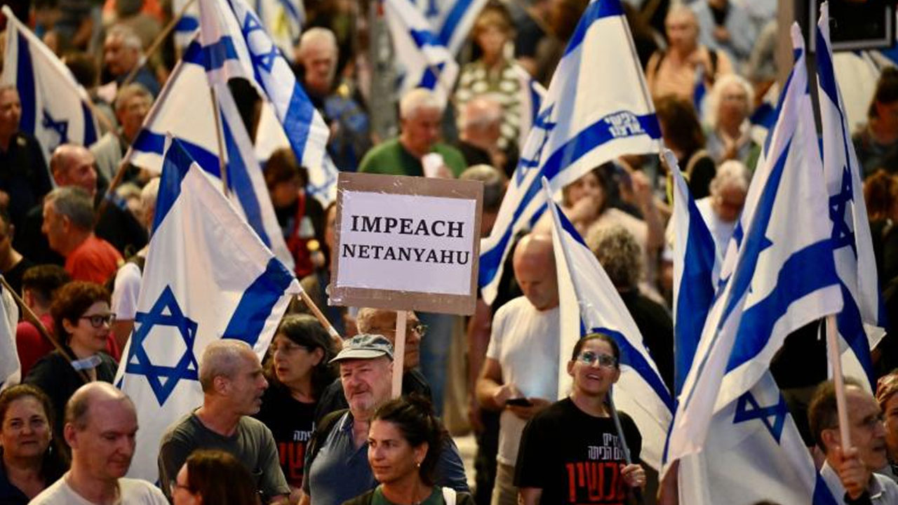 İsrailliler Netanyahu’nun istifası için yine sokaklara indi