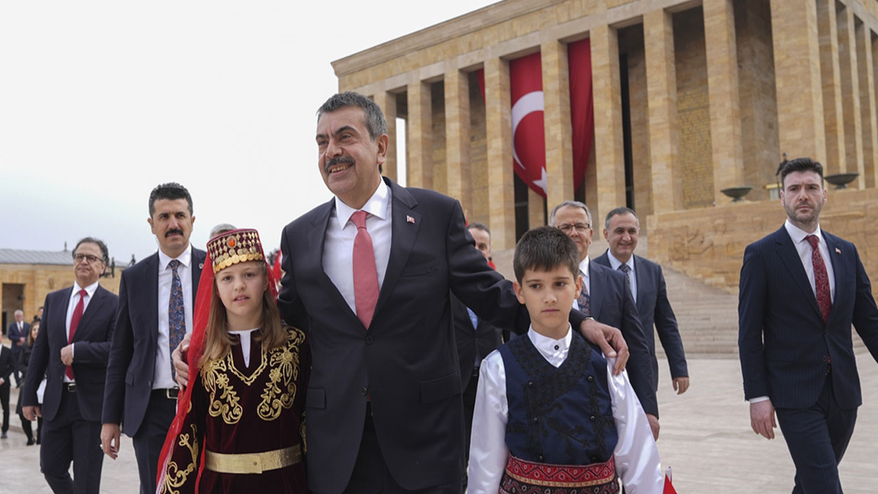 Milli Eğitim Bakanı Yusuf Tekin, öğretmen ve öğrencilerle Anıtkabir’i ziyaret etti