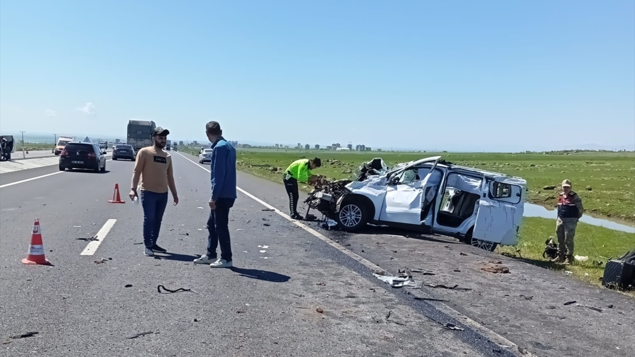 Şanlıurfa’da otomobille hafif ticari aracın çarpıştığı kazada 2 kişi öldü