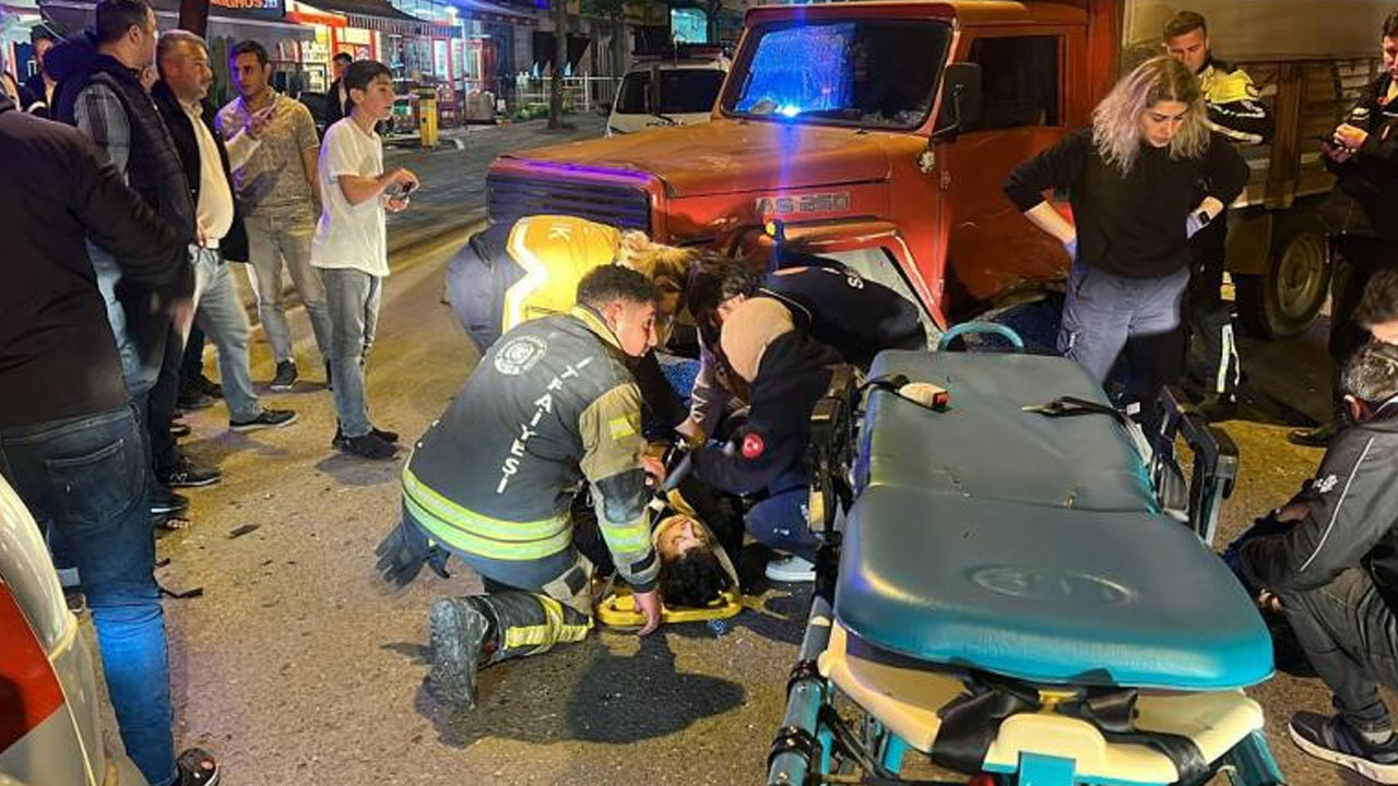 Kocaeli’de iki motosiklet kamyonetle çarpıştı: 4 yaralı