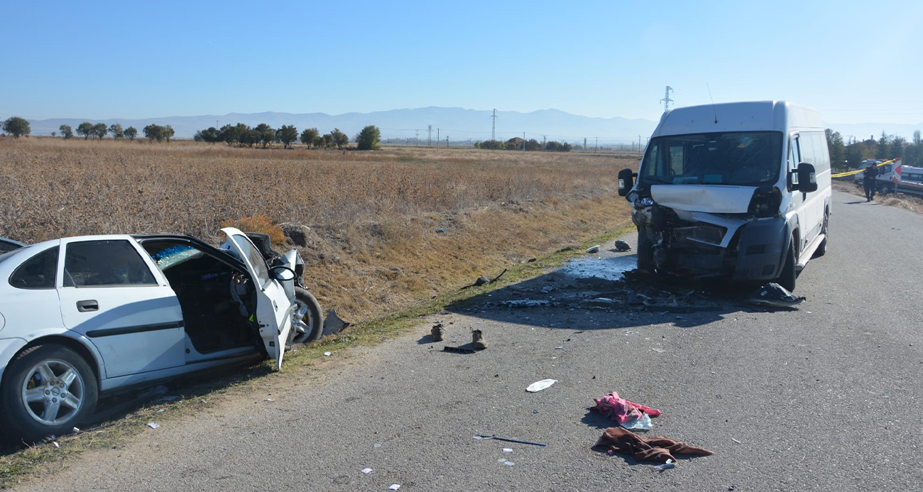 Afyonkarahisar’da öğrenci servisinin karıştığı kazada 4 kişi hayatını kaybetti