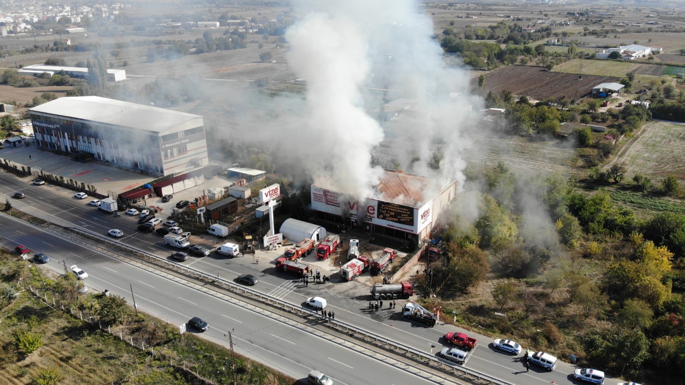 Kırklareli’nde mobilya mağazasında çıkan yangına müdahale sürüyor: Yangın havadan görüntülendi