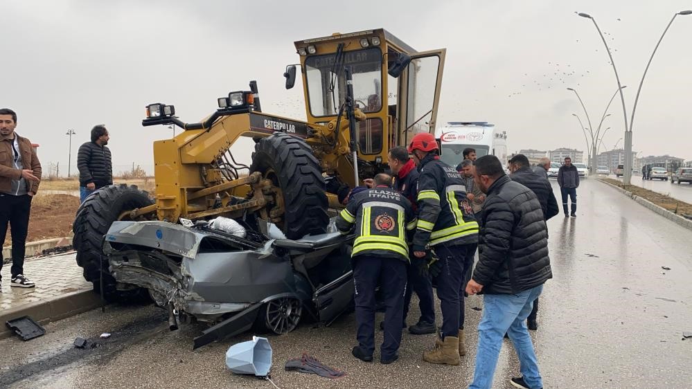 Elazığ’da otomobilin iş makinesinin altına girdiği anlar güvenlik kamerasına yansıdı