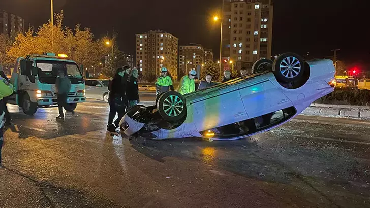 15 yaşındaki sürücünün kullandığı otomobil, kırmızı ışıktaki 2 otomobile çarptı: 4 yaralı