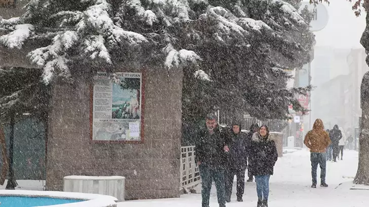 Van’ın Bahçesaray ile Bitlis merkez ve 4 ilçesinde eğitime kar engeli