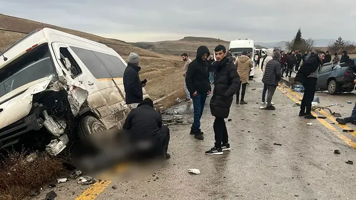 Ankara’da servis aracı ile otomobil çarpıştı; 1 ölü, 10 yaralı