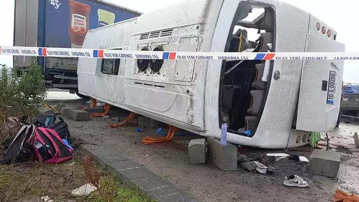 Balıkesir’de öğrenci servisi ile TIR çarpıştı; 8’i ağır, 29 yaralı