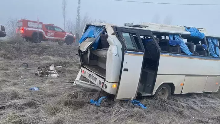 Malatya’da midibüs devrildi: 16 yaralı